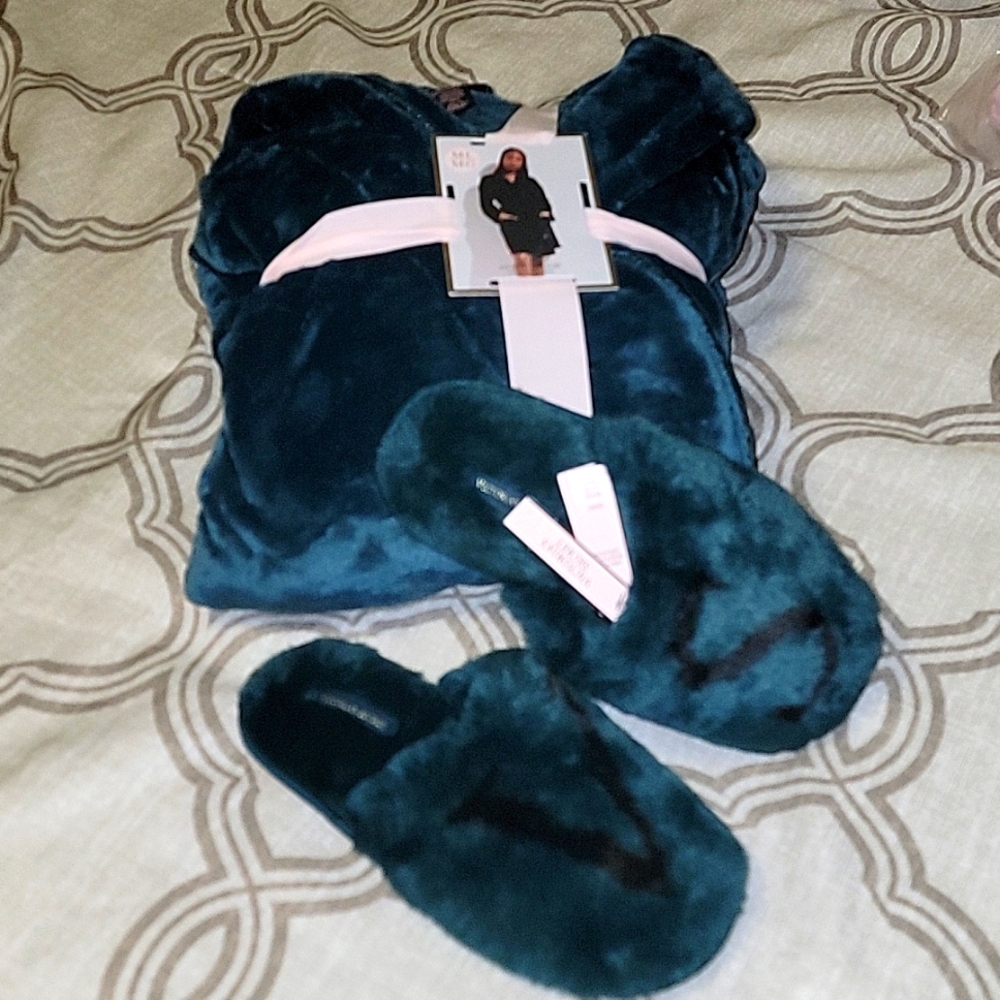 New green olive broidered Victoria's Secret set robe M/L and slippers  size S